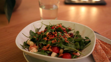 Tomaten Mozzarella Ruccola mit gerösteten Pinienkernen und einer Balsamico Reduktion